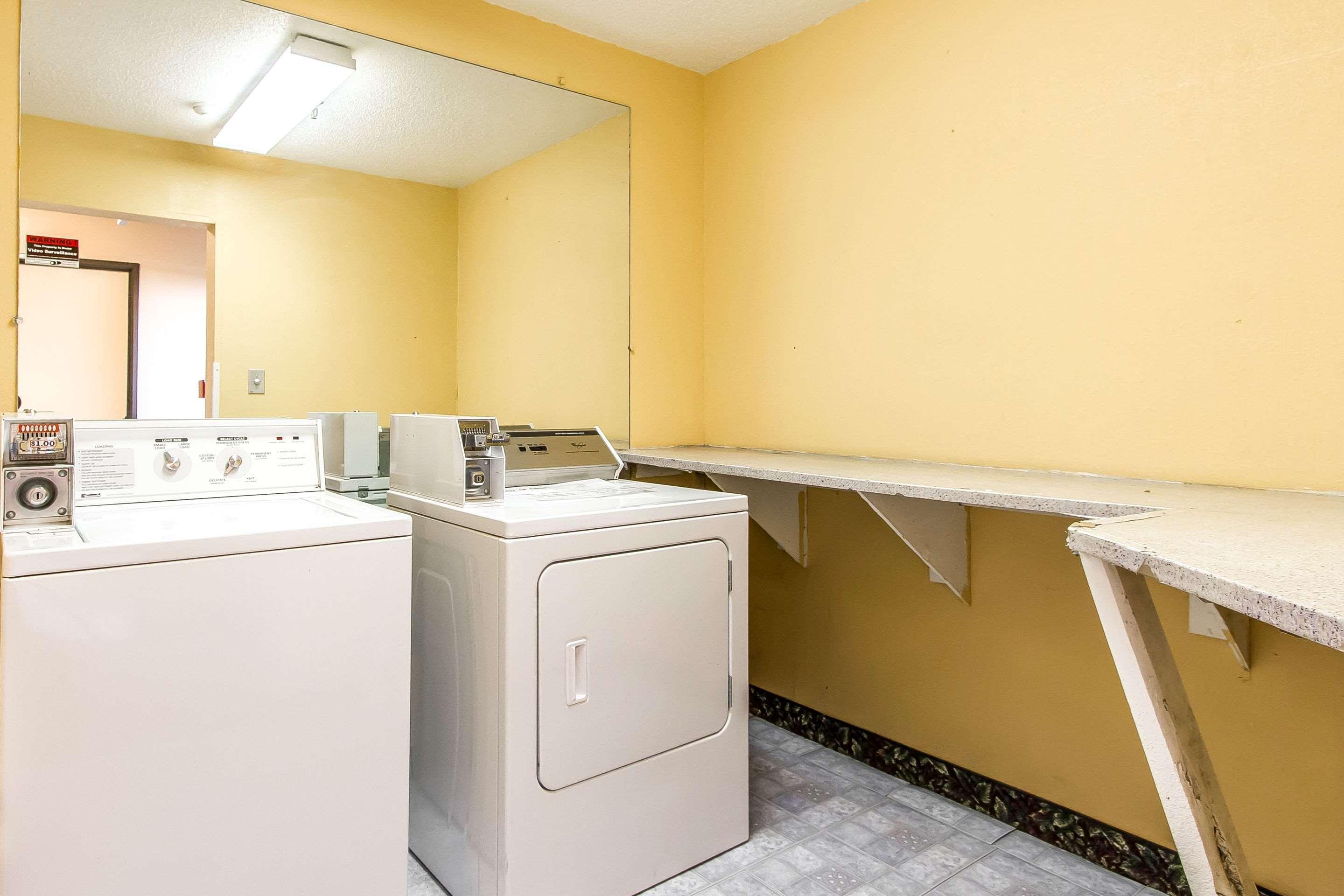 Econo Lodge & Suites Pekin Bagian luar foto