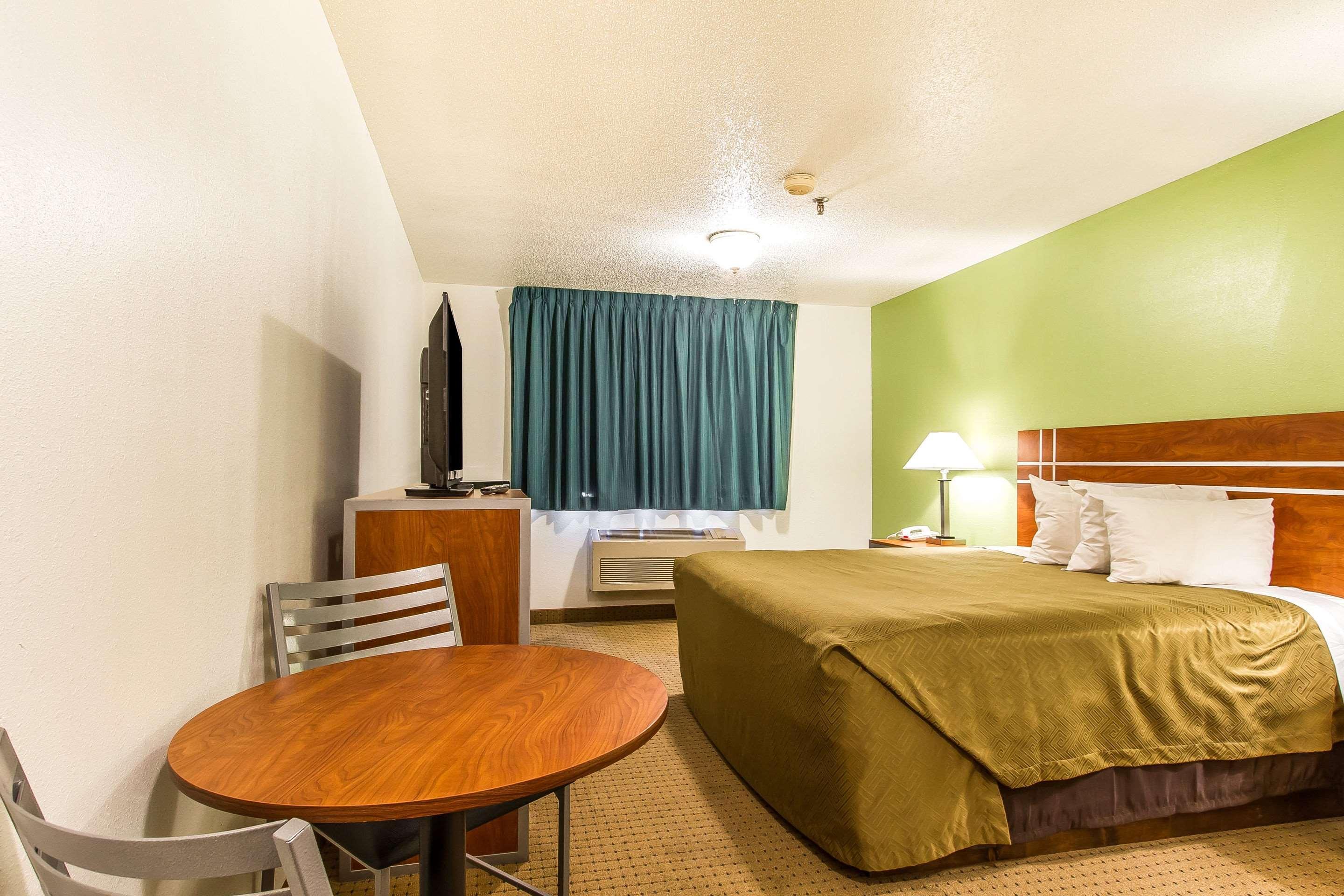 Econo Lodge & Suites Pekin Bagian luar foto