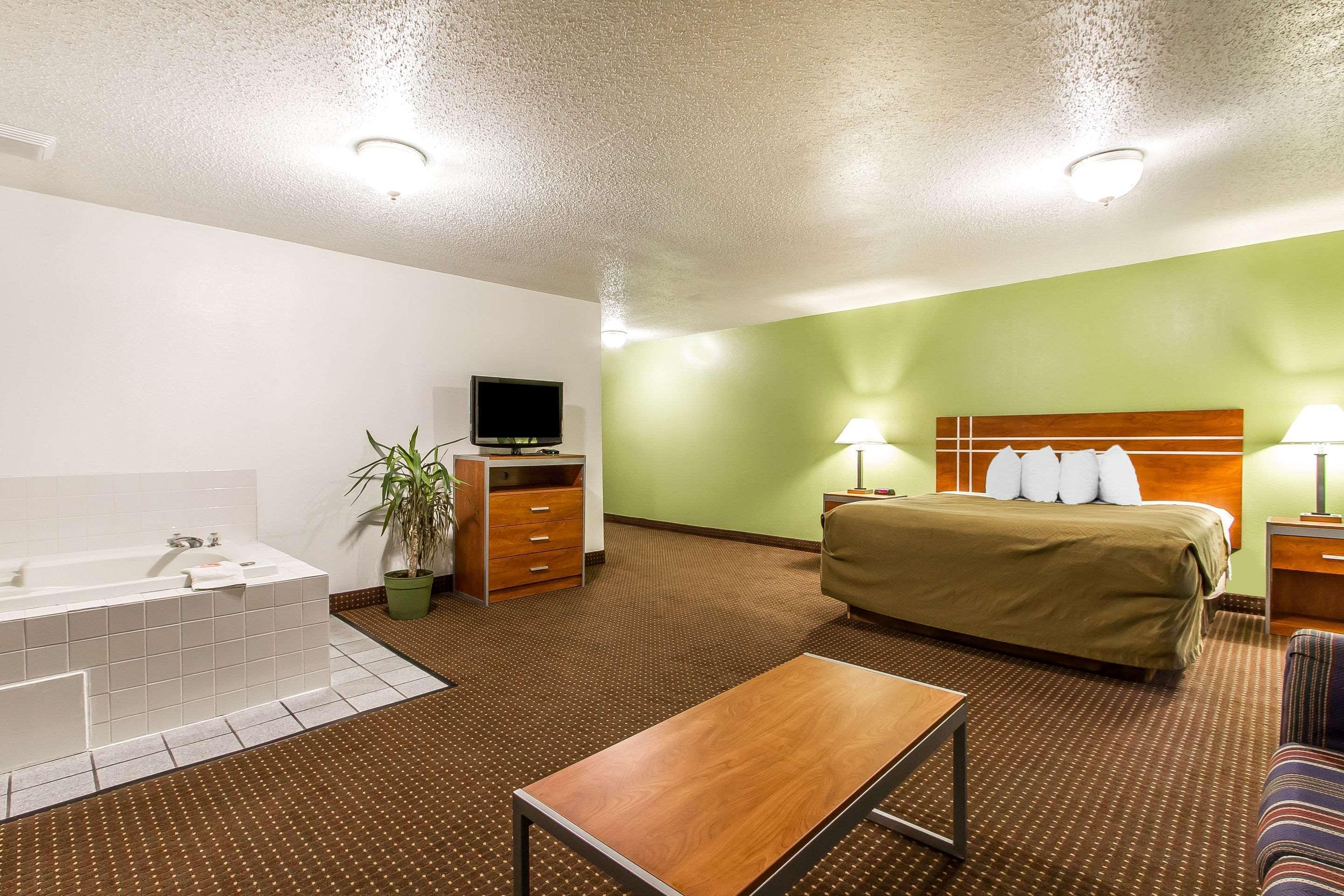 Econo Lodge & Suites Pekin Bagian luar foto