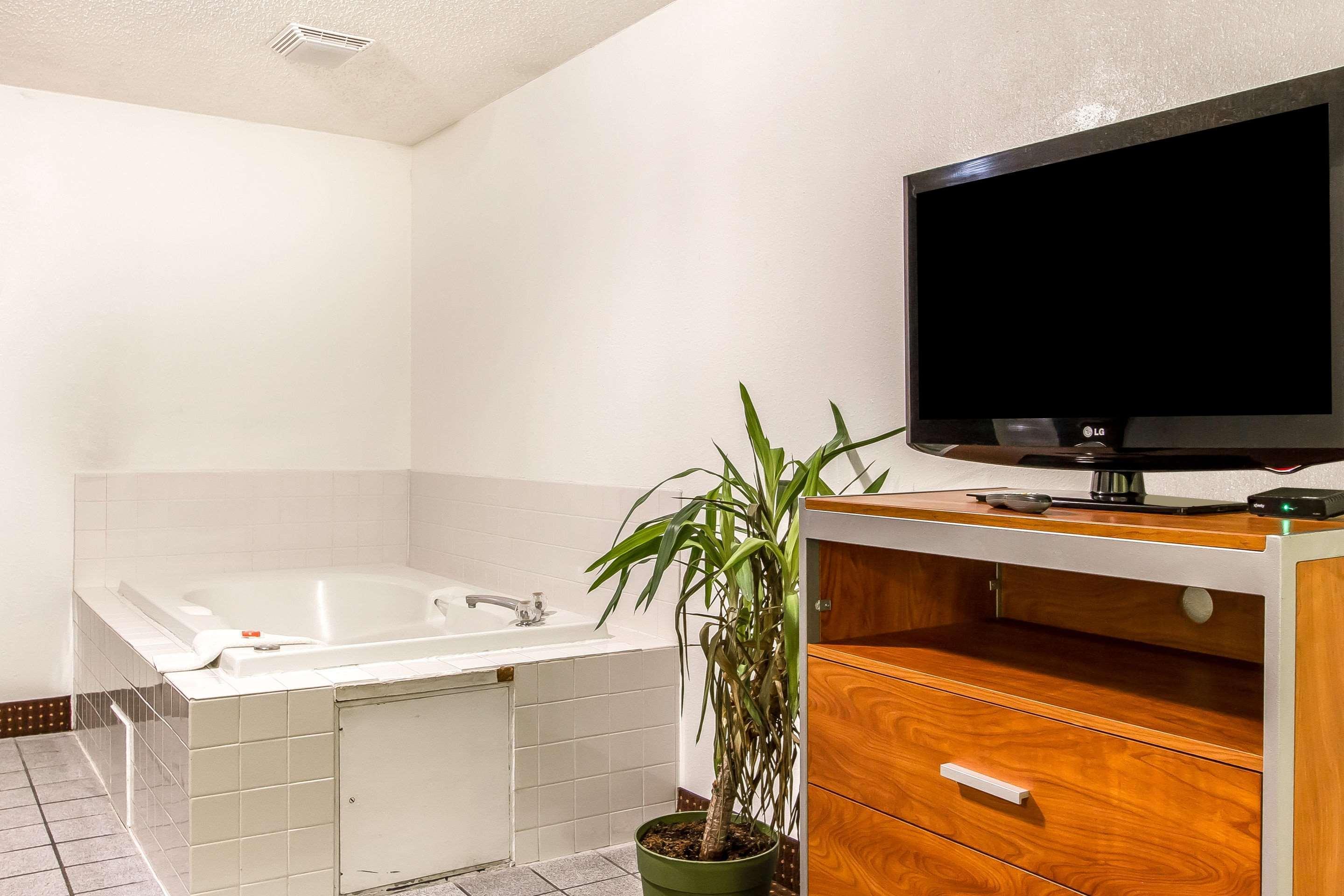 Econo Lodge & Suites Pekin Bagian luar foto