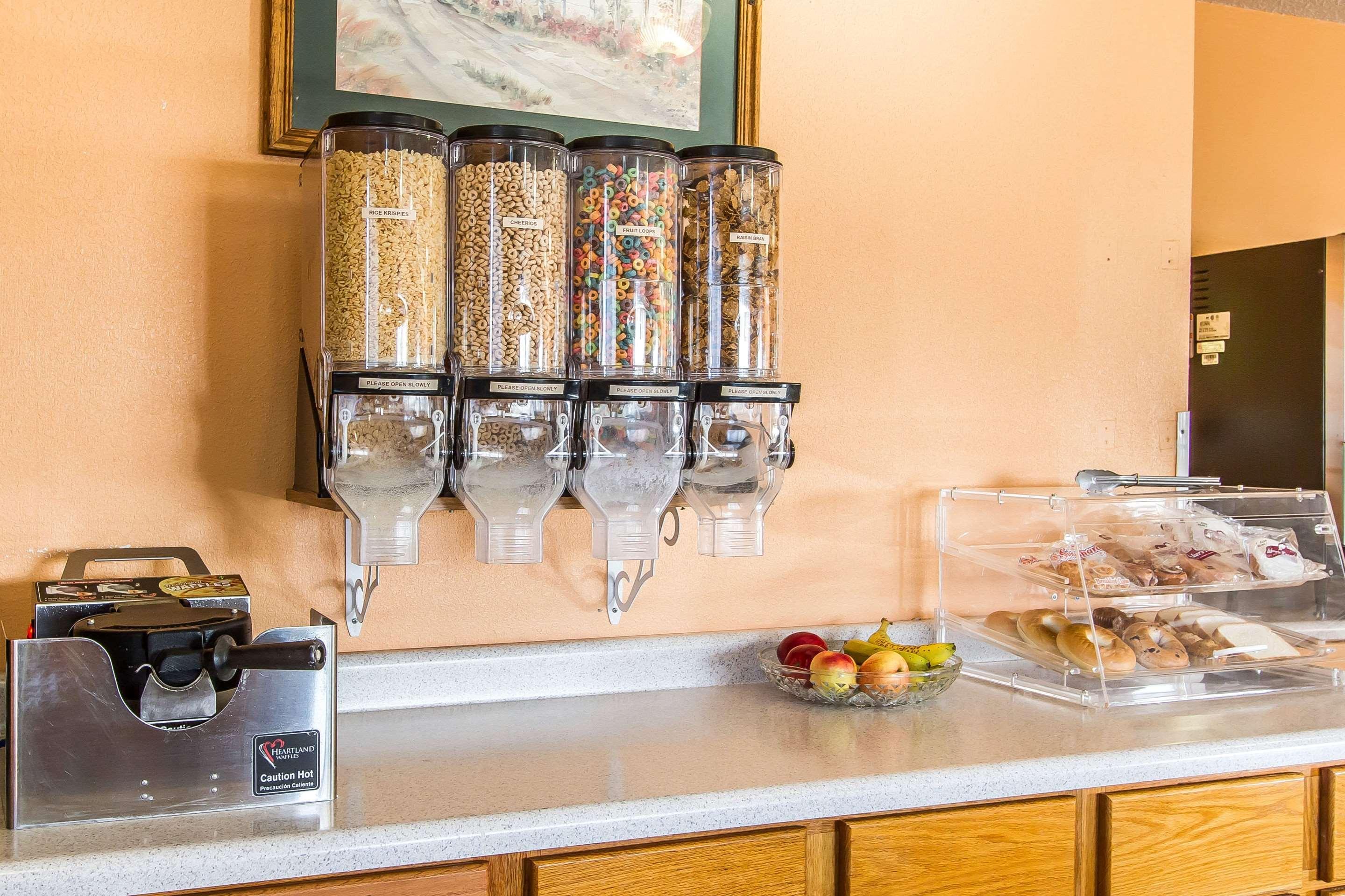 Econo Lodge & Suites Pekin Bagian luar foto