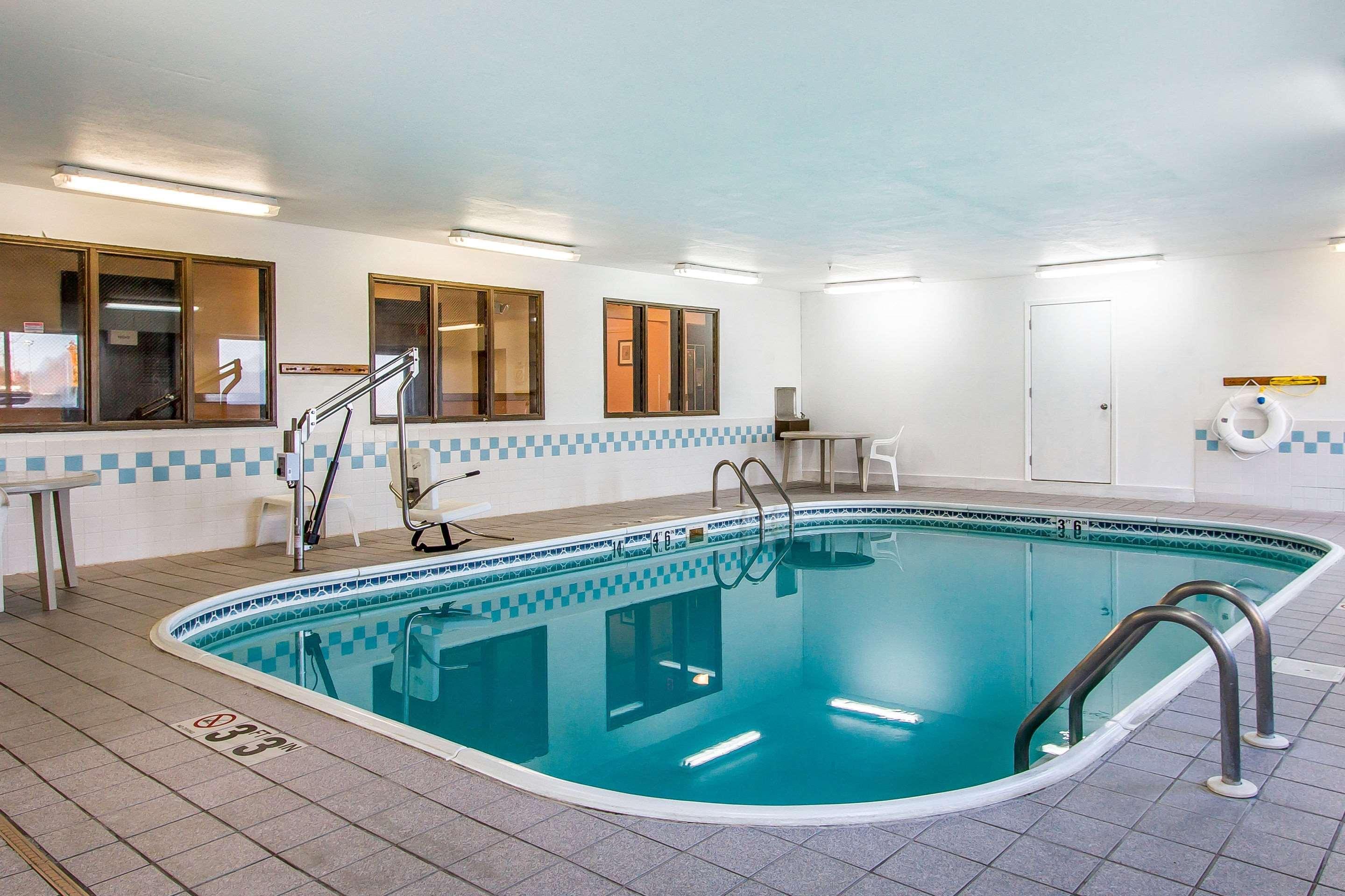 Econo Lodge & Suites Pekin Bagian luar foto